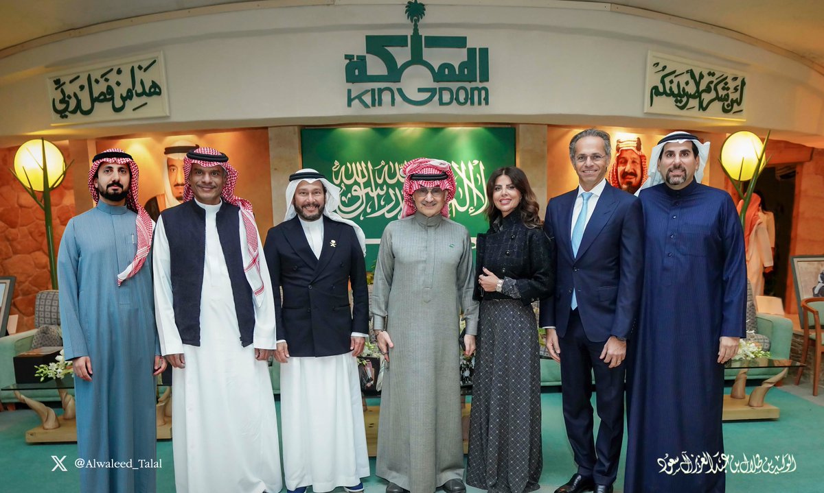 القائد القوي ليس بالضرورة من يعمل فقط ليل ونهار، بل أيضا هو من يكتشف إمكانيات فريقه، ويمهّد الطريق أمامهم للخروج بالنتائج المتميزة.

A strong leader isn’t the one who only works non-stop, but also the one who unlocks his/her team’s potential &amp; enables outstanding results.