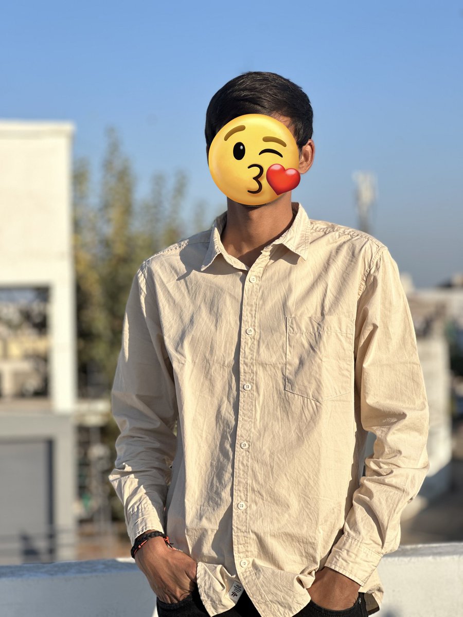 "Yeh nanhay hath, yeh pyari baatein,
Tumse hi haseen hain hamari din aur raatein."