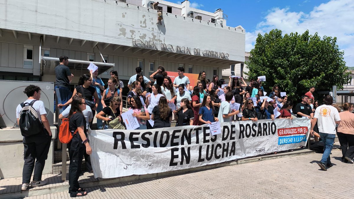 LT8am830's tweet image. #TodosEnLaOcho "Los médicos residentes hacemos nuestro reclamo frente a la puerta del Hospital Centenario, el ministerio de Salud de la Nación nos adeuda el mes de septiembre completo hasta enero" Camila Paillole, Comisión de Residentes @maxiklan