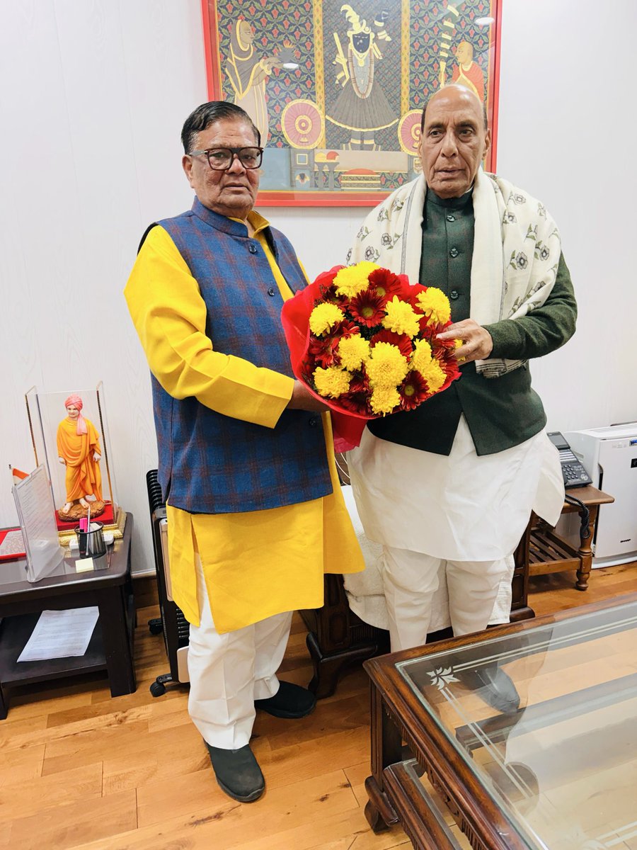 📍 नई दिल्ली
आज नई दिल्ली में देश के यशस्वी रक्षामंत्री आदरणीय श्री राजनाथ सिंह जी से शिष्टाचार भेंट कर उनका सान्निध्य व मार्गदर्शन प्राप्त किया।

इस गरिमामयी अवसर पर जनहित के विषयों पर सुखद वार्तालाप की एवं उनके स्नेह, आशीर्वाद और मार्गदर्शन ने नई ऊर्जा और सकारात्मकता प्रदान की।