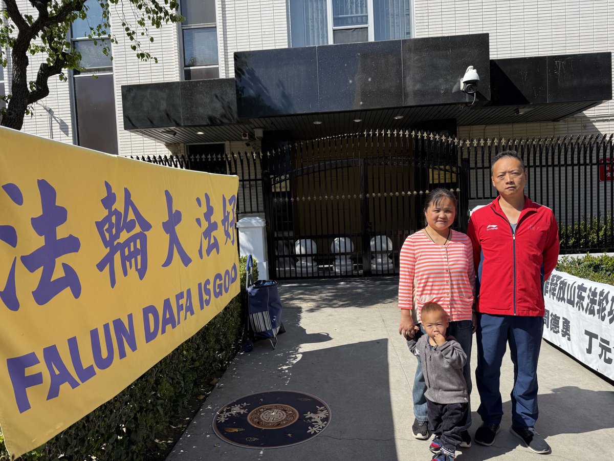 【体制内の葛藤を超えて：ある中国人男性が「良心」を選んだ理由】

かつて中共の公的機関に勤め、弾圧を恐れて修煉者の家族に「信仰を捨ててくれ」と迫った一人の男性。しかし、彼は今、妻と共にパレードで旗を掲げ、自ら真実を伝えています。