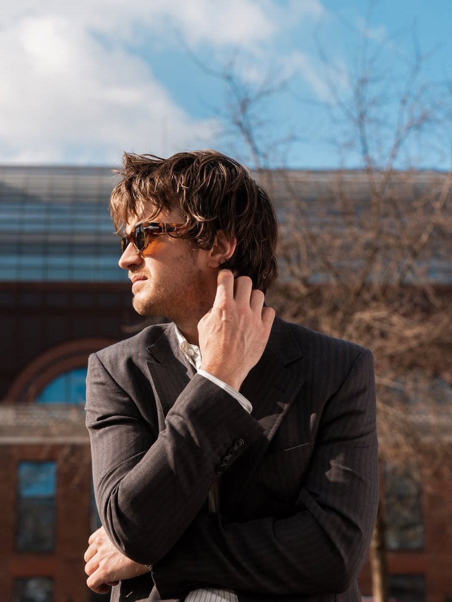 kassy_djomunson's tweet image. HANDS.