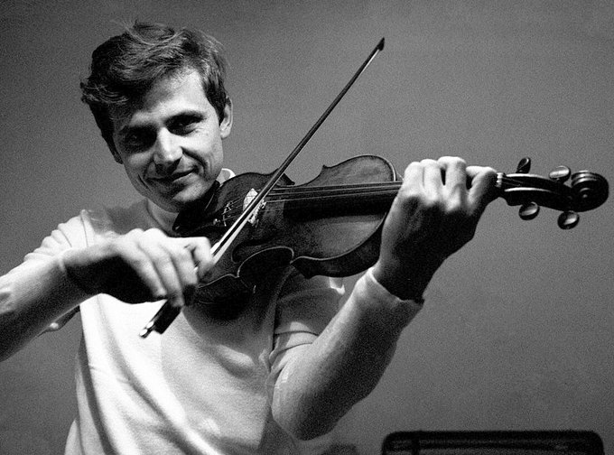 "Ragazzi, ascoltate musica ogni giorno, aiuta nell’apprendimento, calma e cura".

#Auguri di #BuonCompleanno al violinista #UtoUghi, nato oggi nel 1944, tra i massimi esponenti della scuola violinistica italiana.

#21gennaio.