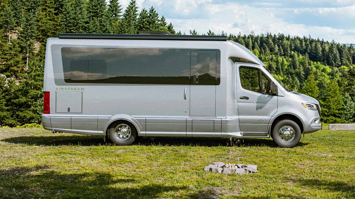 rvsupershows's tweet photo. Airstream built luxury into every mile with the Atlas 25RT. Its Rear Twin floorplan offers an open, walkable interior, smart storage, and garage-style pass-through space—plus strong power options and off-grid tech for adventure anywhere.

#rvlife #newrv #airstream #homeonwheels https://t.co/ZC7nFJBg6D
