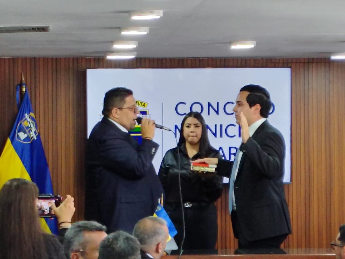 Que gran Orgullo ver a mi hermanito <a href="/diegopadronb/">Diego Padron</a> juramentado como presidente de la Cámara Municipal de Baruta

Diego es ejemplo de constancia, trabajo y dedicación, una juventud que decide ser parte de la solución. 

Dios te cuide hermano, el concejal más joven hoy es presidente