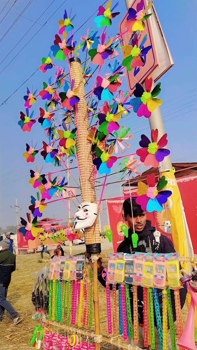 हर आदमी में होते हैं दस बीस आदमी,
जिस को भी देखना हो कई बार देखना ।
                     ~निदा फ़ाज़ली
<a href="/KavyaKutir/">काव्य कुटीर</a>