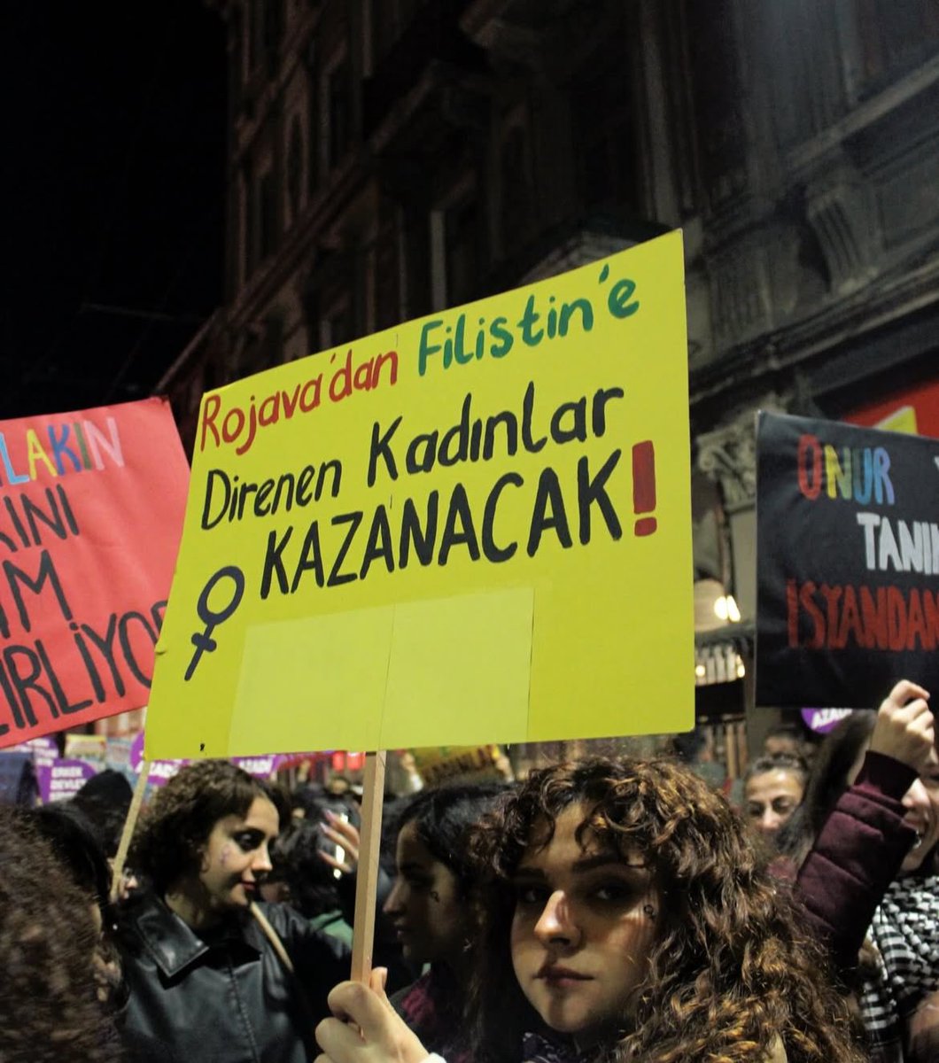 HTŞ çetelerinin saldırılarına karşı kadınlar Rojava'da bir kez daha kazanacaklar! 

Biji Berxwedana Rojava✌🏻