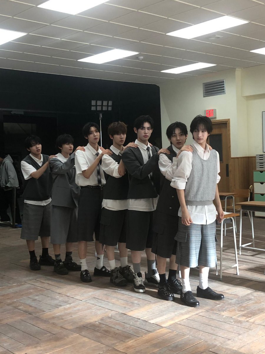 1ov2s_'s tweet photo. #HappyKickFlipDay
#OurFirstFlipwithKickFlip
#킥플립_평생_사랑할거지_응그래 ♡ !!!! https://t.co/0b0xuQZ0x6