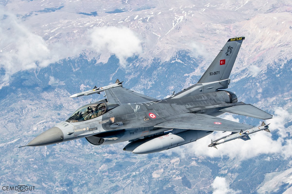 DogutCem's tweet photo. İlk uçuşunun üstünden 52 yıl geçmesine rağmen hala üretimde olan, dünyanın dört bir yanındaki hava kuvvetleri tarafından kullanılmaya devam eden ve uzun yıllar daha uçacak yaşayan efsaneye Viper denir...
#HappyBirthdayViper #TürkHavaKuvvetleri #TurkishAirForce #TURAF https://t.co/vrerKUuLaj