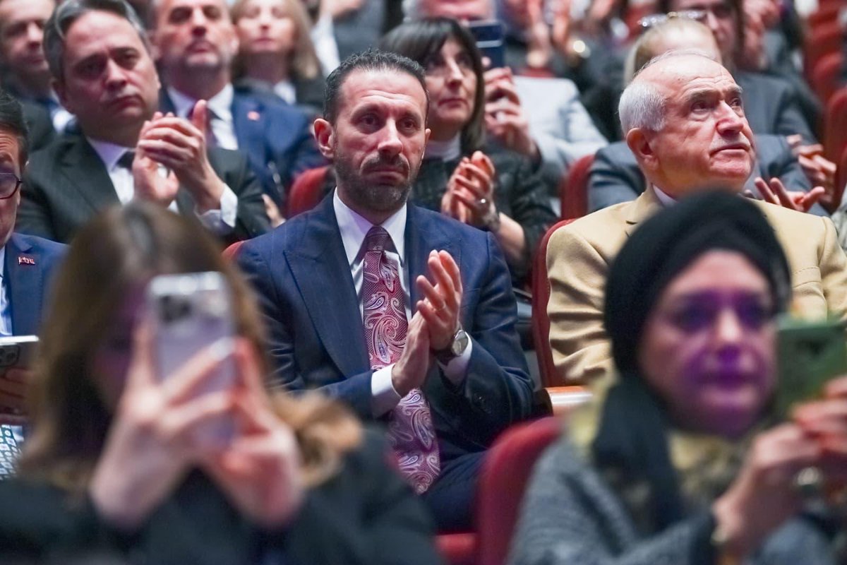 Cumhurbaşkanımız Sayın Recep Tayyip Erdoğan’ın da ifade ettiği gibi:

“Camilerimizin, mescitlerimizin, mimari yapılarımızın sanat eserleriyle süslenmesi asla tesadüf değildir. Bizler geleneksel sanatlardan mimariye, musikiden şiir ve edebiyata çok köklü bir birikimin