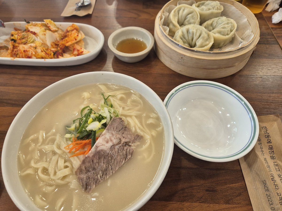 출산_육아 휴직 가는 직원분에게 따뜻한 곰탕 베이스 칼국수를 다 같이 맛있게 먹고 엄마가 되가는 시간을 응원했습니다.

돌아올 때는 더 발전되고 더 좋은 분위기를 만들어 두겠노라 약속과 다짐도 했어요
그동안 회사에서 지내준 시간을 헛되게 만들지 않게 할 거예요
비버블록은 이렇게 성장합니다