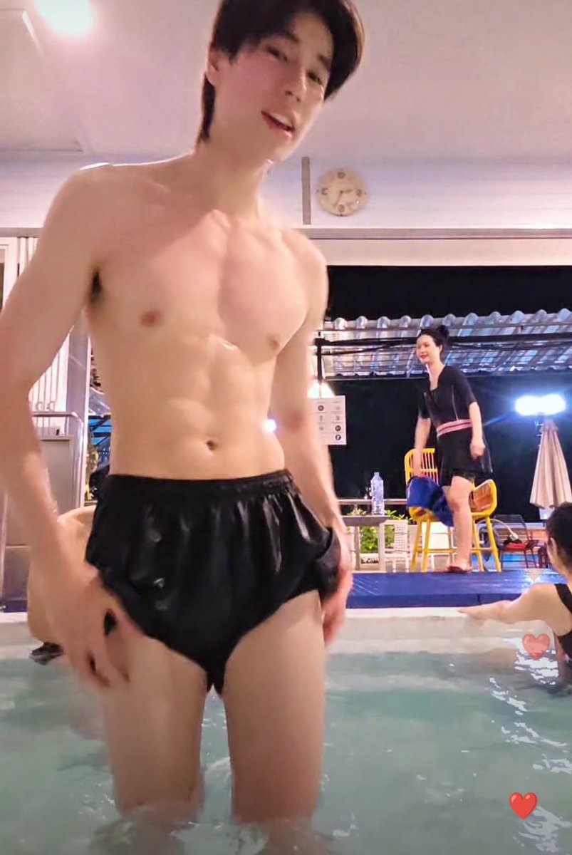 swsjeon's tweet image. eu não tô passando bem não com o phuwin sem blusa todo molhado e fazendo live pra todo mundo vê essa canalhice dele