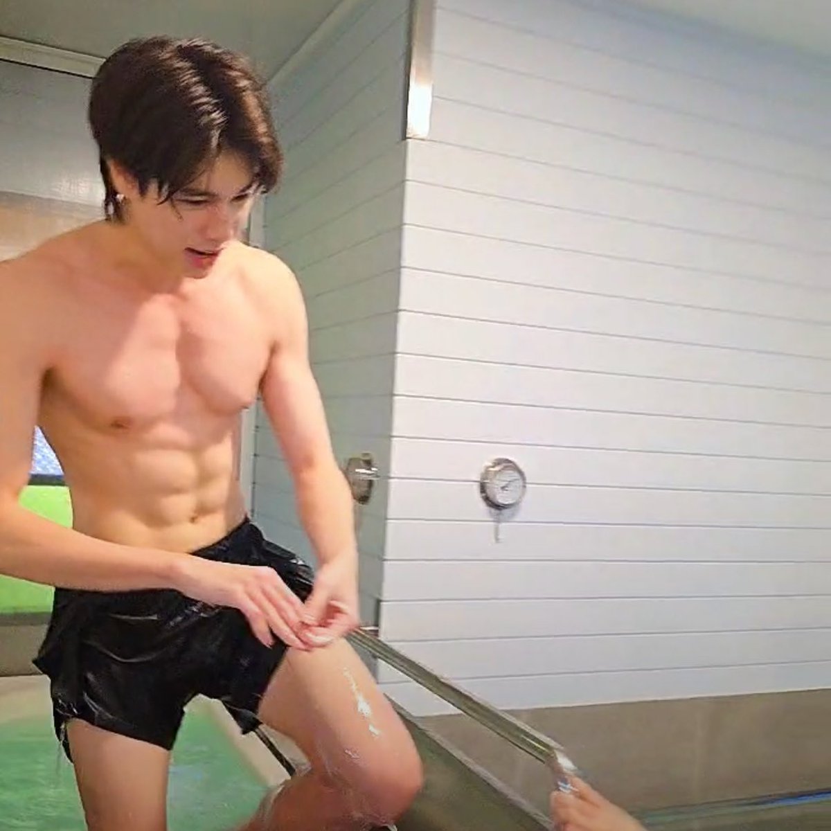 swsjeon's tweet image. eu não tô passando bem não com o phuwin sem blusa todo molhado e fazendo live pra todo mundo vê essa canalhice dele