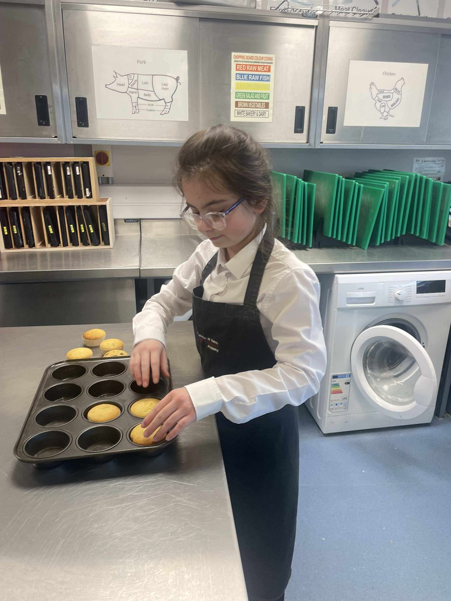 Delta_RASA's tweet image. Buns, teamwork, and big smiles! 🧁
A fantastic evening with Smart Skills — and the smells were amazing!  #Cookingskills #practical
