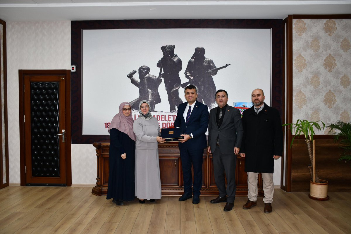 ahsendemircelik's tweet photo. AHSEN DEMİR ÇELİK’DEN ANLAMLI ZİYARET !

9 Ocak 1922 tarihinde düşman işgalinden kurtulan Dörtyol’un kurtuluş yıldönümü münasebetiyle  Dörtyol Kaymakamı Sn. Mehmet Keklik’i makamında ziyaret ettik. https://t.co/xHIFTHji3U