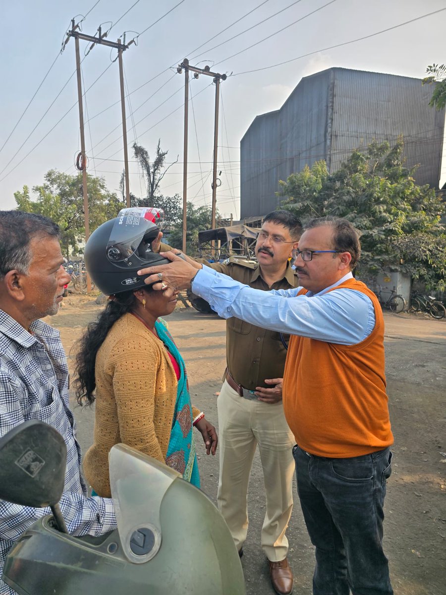 DCseraikella's tweet photo. राष्ट्रीय सड़क सुरक्षा माह–2026 के अंतर्गत जिले में सड़क सुरक्षा अभियान के दौरान बिना हेलमेट दोपहिया वाहन चला रहे चालकों को रोककर नियमानुसार कार्रवाई की गई तथा उन्हें मौके पर हेलमेट प्रदान किया गया।
#RoadSafetyMonth2026 
@HemantSorenJMM @deepakbiruajmm @prdjharkhand https://t.co/mZUrRKKWkh