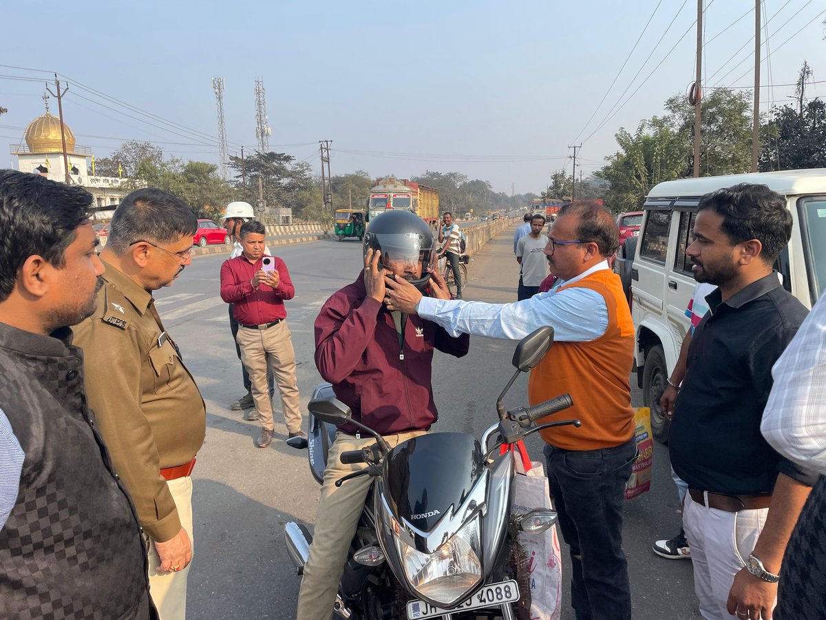 DCseraikella's tweet photo. राष्ट्रीय सड़क सुरक्षा माह–2026 के अंतर्गत जिले में सड़क सुरक्षा अभियान के दौरान बिना हेलमेट दोपहिया वाहन चला रहे चालकों को रोककर नियमानुसार कार्रवाई की गई तथा उन्हें मौके पर हेलमेट प्रदान किया गया।
#RoadSafetyMonth2026 
@HemantSorenJMM @deepakbiruajmm @prdjharkhand https://t.co/mZUrRKKWkh