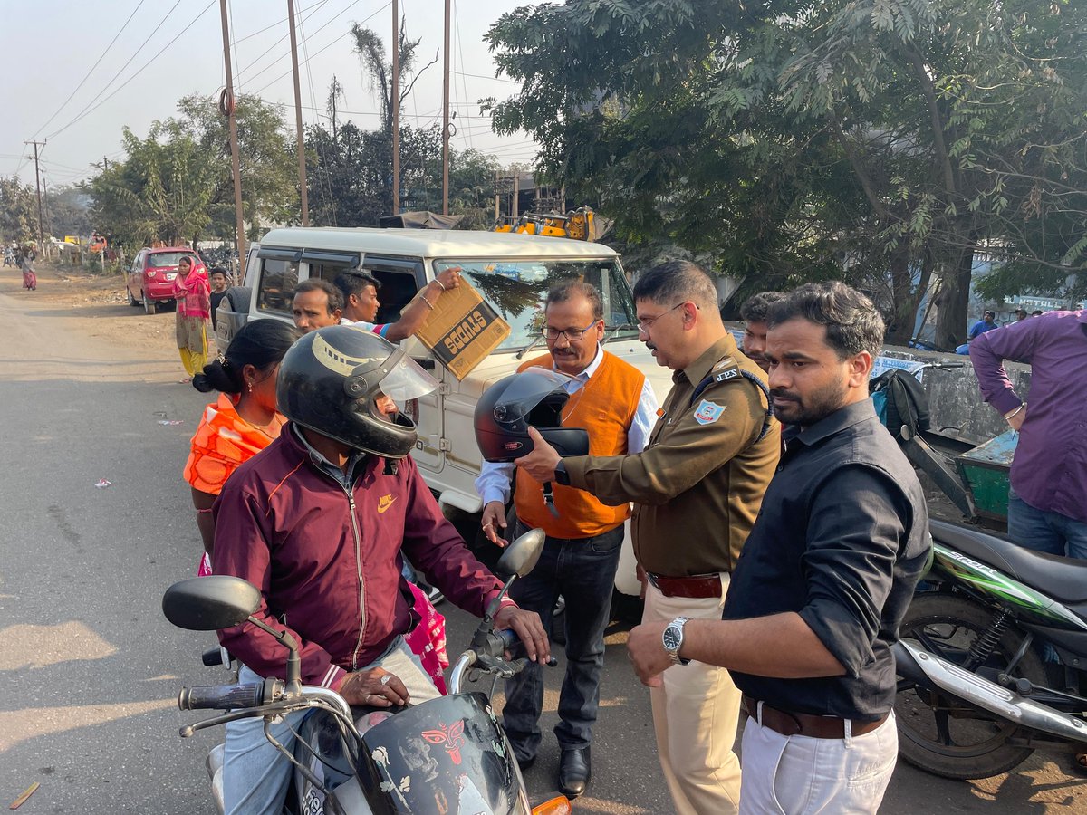 DCseraikella's tweet photo. राष्ट्रीय सड़क सुरक्षा माह–2026 के अंतर्गत जिले में सड़क सुरक्षा अभियान के दौरान बिना हेलमेट दोपहिया वाहन चला रहे चालकों को रोककर नियमानुसार कार्रवाई की गई तथा उन्हें मौके पर हेलमेट प्रदान किया गया।
#RoadSafetyMonth2026 
@HemantSorenJMM @deepakbiruajmm @prdjharkhand https://t.co/mZUrRKKWkh