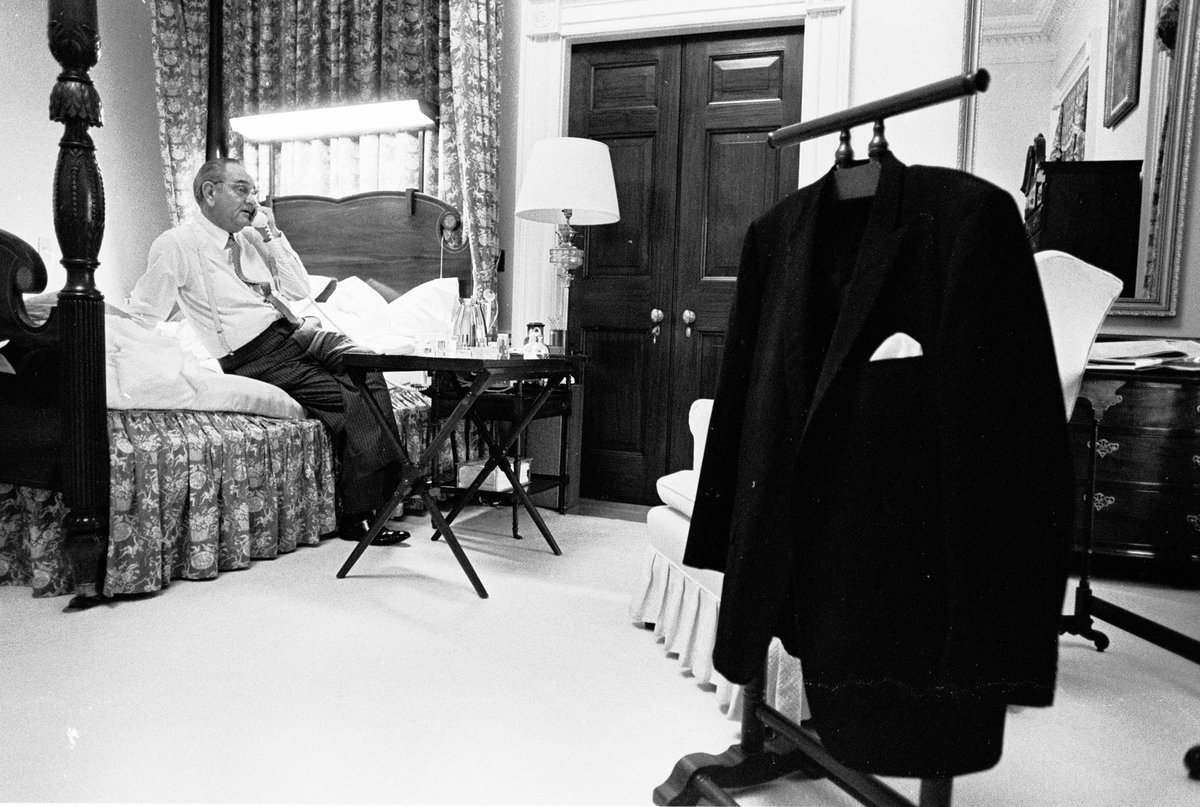 LBJLibrary's tweet photo. #OnThisDay: From starting the day welcoming incoming President #RichardNixon to ending the day at the #LBJRanch surrounded by family, the Johnson family experienced quite a whirlwind on their last day in the #WhiteHouse.

📷 Frank Wolfe | 01/20/1969 https://t.co/Yopar2qbQC