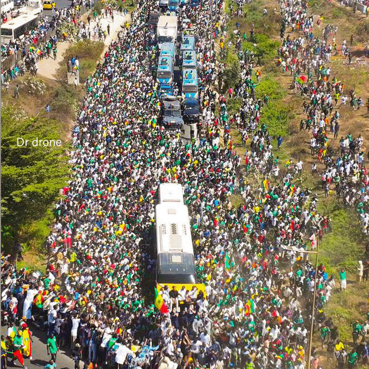 Footballogue's tweet image. Les photos impressionnantes de la parade des sénégalais pour célébrer la victoire à la CAN... 𝗤𝗨𝗘𝗟𝗟𝗘 𝗣𝗔𝗦𝗦𝗜𝗢𝗡 𝗣𝗢𝗨𝗥 𝗟𝗘 𝗙𝗢𝗢𝗧 ! 🤩 🇸🇳

On préfère largement ce genre d'images, plutôt que les débats de ces dernières heures...

(📸 @Dr__Drone)