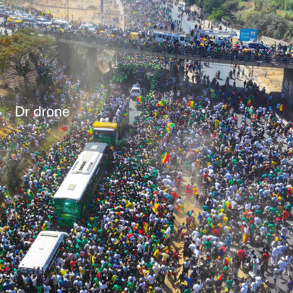 Footballogue's tweet image. Les photos impressionnantes de la parade des sénégalais pour célébrer la victoire à la CAN... 𝗤𝗨𝗘𝗟𝗟𝗘 𝗣𝗔𝗦𝗦𝗜𝗢𝗡 𝗣𝗢𝗨𝗥 𝗟𝗘 𝗙𝗢𝗢𝗧 ! 🤩 🇸🇳

On préfère largement ce genre d'images, plutôt que les débats de ces dernières heures...

(📸 @Dr__Drone)