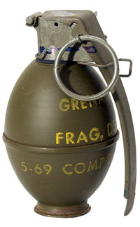 _crescent0627's tweet photo. 그리네이드 뮤비 시작에 Grenade 글자들 중에 G랑 r이 수류탄이랑 안전손잡이로 보이는데 두 글자만 분리돼서 떨어져서 던져짐. 그럼 수류탄에서 안전핀이 뽑힌 상태로 던져진거라는 의미고 카메라가 비춰주는게 원어스니까 안전핀 뽑힌 그리네이드=원어스! 귀욥☺️fire in the hole! 

#원어스 #ONEUS https://t.co/Gg3gi45Ksg