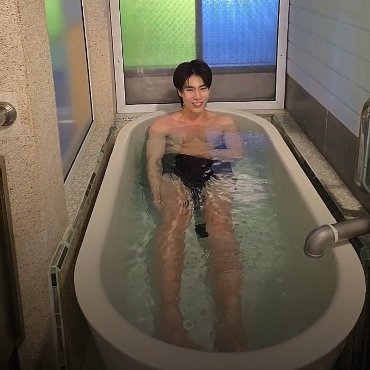 _bbyh3artpw's tweet image. เอนดูพี่ๆ เลี้ยงไอเดกจิ๋วนี่มาก ตัวก้เล้ก กล้าๆ กลัวๆ น้ำร้อนก้เจ้บ น้ำเยนก้ไม่ชอบ แต่พี่ไซซีกับพี่มิลค์คือเชียร์อัพมาก พรุ่งนี้สบายตัวแน่นอน ส่วนที่เตนั่งเกาะขอบสระลงไม่ได้เหมือนกัน แถมยังบอกเนื้อน้องสุกกรอบอีก 555555555555 แก๊งสกลฮมานน่ารักกันจัง ฝากพี่ๆ เลี้ยงจิ๋วด้วยน้าคับ 🫳🏻