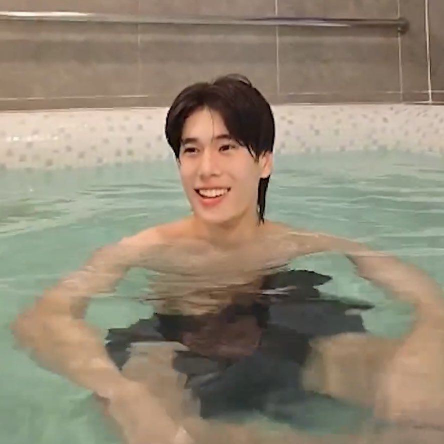 _bbyh3artpw's tweet image. เอนดูพี่ๆ เลี้ยงไอเดกจิ๋วนี่มาก ตัวก้เล้ก กล้าๆ กลัวๆ น้ำร้อนก้เจ้บ น้ำเยนก้ไม่ชอบ แต่พี่ไซซีกับพี่มิลค์คือเชียร์อัพมาก พรุ่งนี้สบายตัวแน่นอน ส่วนที่เตนั่งเกาะขอบสระลงไม่ได้เหมือนกัน แถมยังบอกเนื้อน้องสุกกรอบอีก 555555555555 แก๊งสกลฮมานน่ารักกันจัง ฝากพี่ๆ เลี้ยงจิ๋วด้วยน้าคับ 🫳🏻