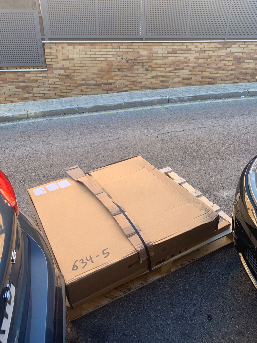 CharlesVillanu1's tweet photo. Hola, @CTTExpressES . Es normal que me hagáis una entrega dejándola en mitad de la calzada? https://t.co/BGOEluAnTP