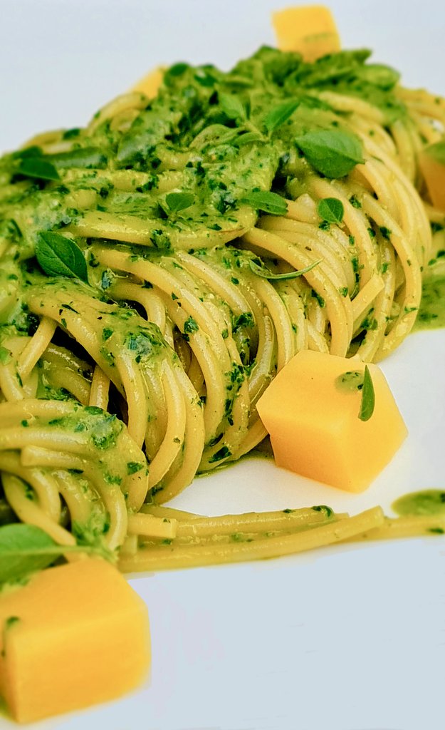 Nell'abbraccio tra grano e basilico, la semplicità diventa un capolavoro.