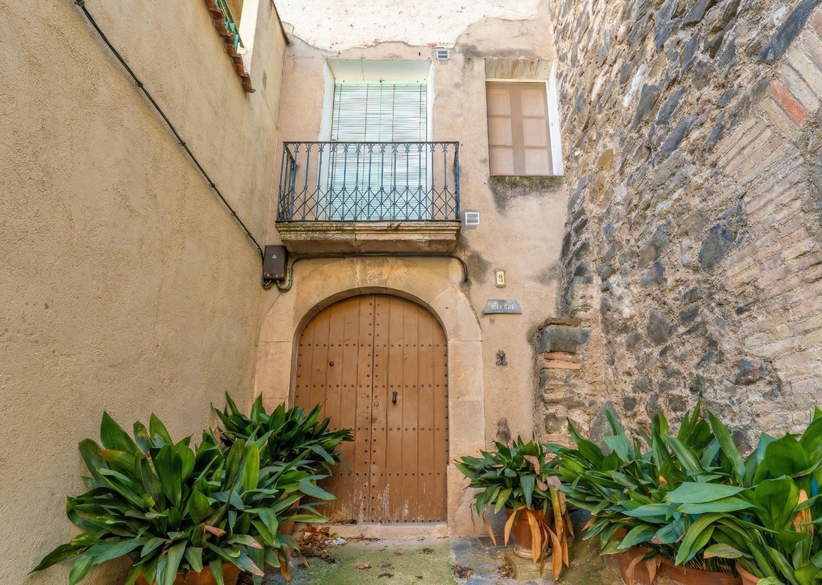 TimurNegru's tweet image. There are only 2 wine regions in all of Spain with DOCa status (the highest classification possible). One is Rioja and the other is Priorat.

Here's what €69k ($81k) gets you in Priorat: 258m² (2,777 sq ft), 4 beds, stone floors, wooden beams, mountain views.

The village is La…