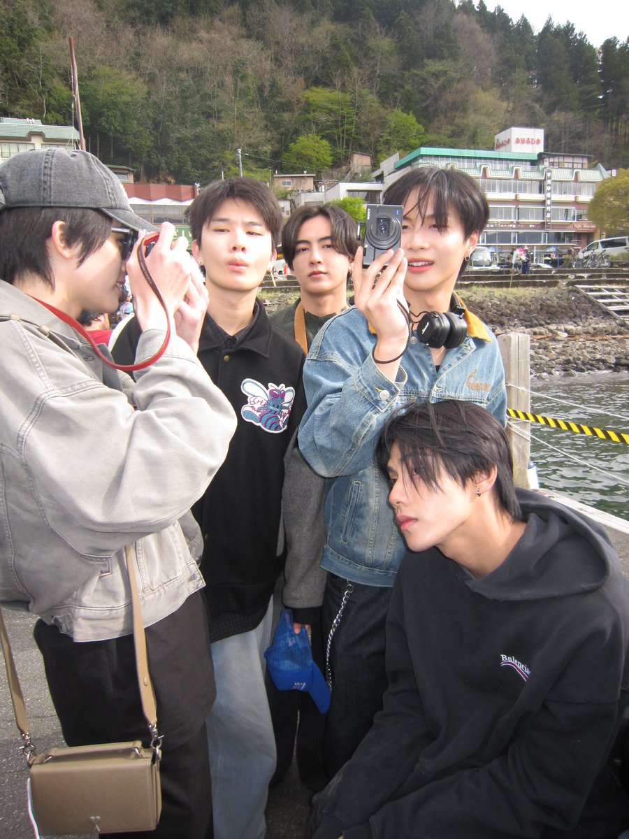 Meipimars's tweet image. รูปนี้อิมแพคว่ะ เหมือนแอบมองกันผ่านเลนส์ 📸