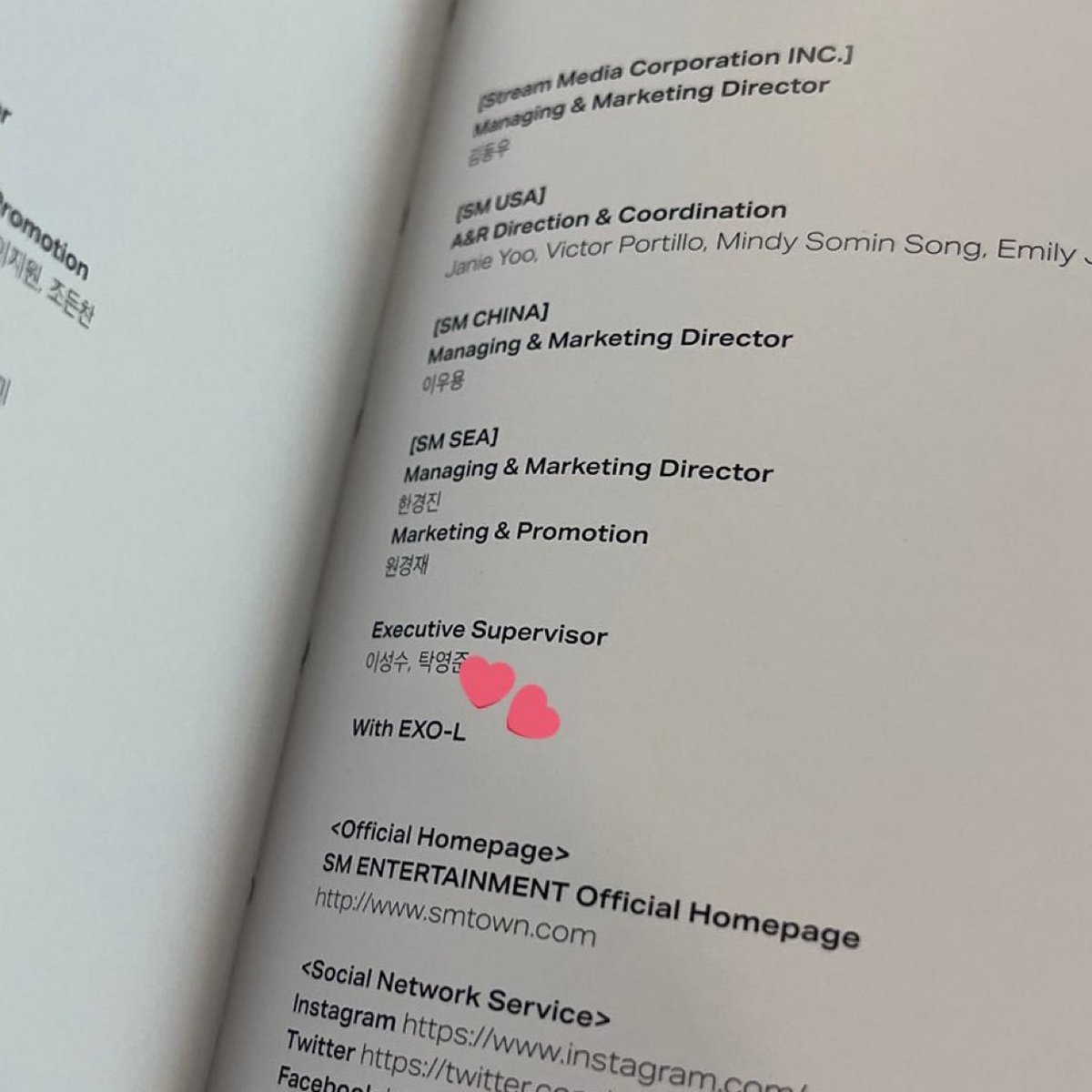 gldnhrlive's tweet photo. This Suho blueprint!!! It's a sweet gesture he started with his debut solo album and the other members/group followed suit🥹 https://t.co/LCZbFg9IE4