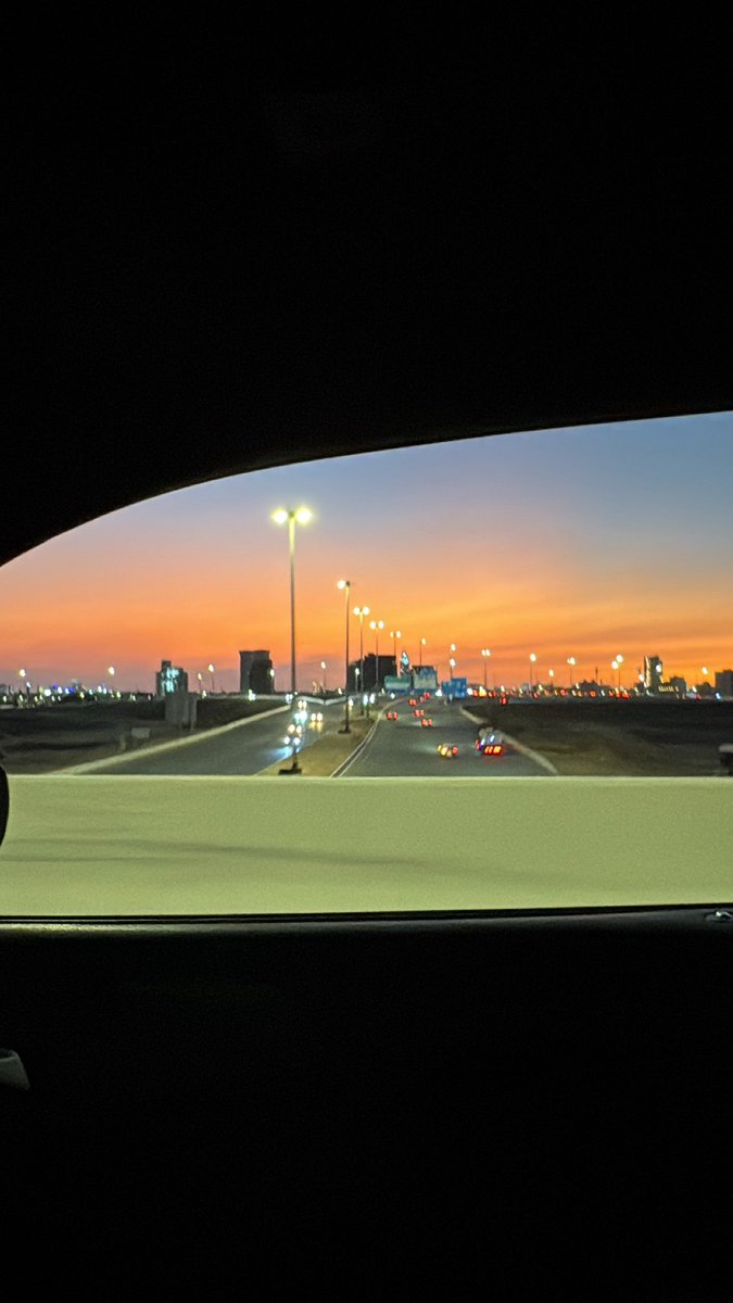 oln1i's tweet image. والله لولا إنتي ما مرّيت هالدروب
ولا هان المساء بعيني، ولا حلا الغروب