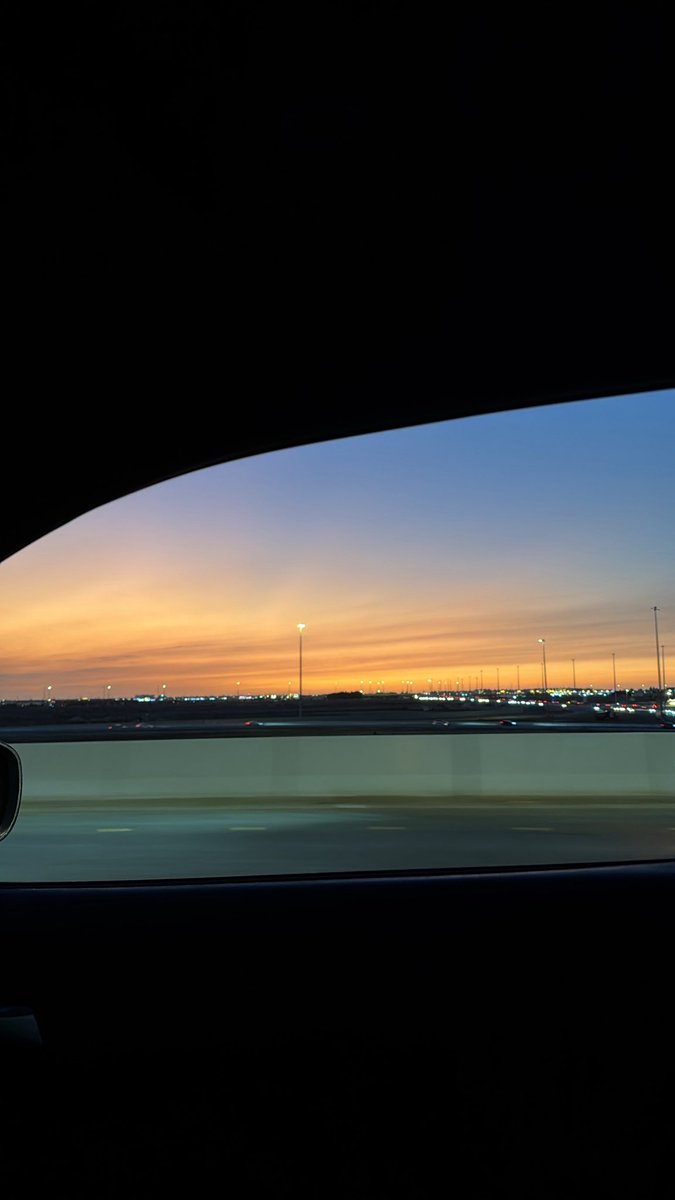 oln1i's tweet image. والله لولا إنتي ما مرّيت هالدروب
ولا هان المساء بعيني، ولا حلا الغروب