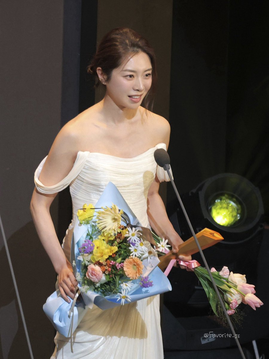 근데 진짜 이번 사진 보면서 느끼는 거지만
진짜…..정은씨는요몸이꼿꼿해요전그게정은씨에대해많은걸말해준다고생각합니다
자이로토닉으로 다져진 그녀의 꼿꼿함