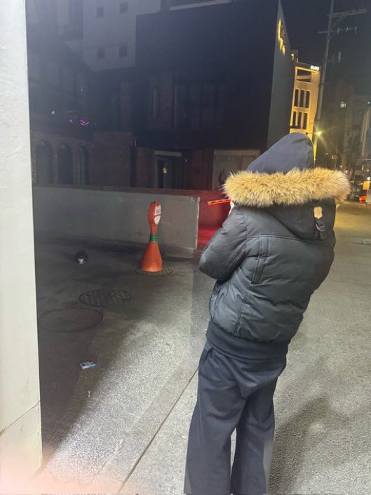 82MAJORGLOBAL's tweet image. Seokjoon taking a picture of Seongbin taking a picture of a cat ft. Seokjoons finger&amp;gt;&amp;gt;&amp;gt;&amp;gt;