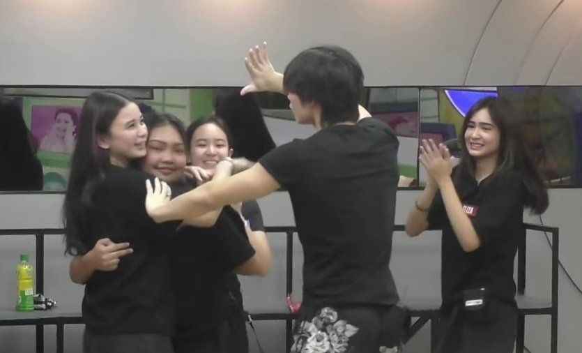 beapotee's tweet photo. lakas ng cheer ni joaquin kay sofia kanina

SOLID-SIX TUEgether 
#PBBCollab20BolaMatchUp https://t.co/apfMOiOTVE