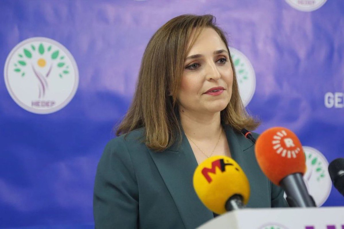 DEM Parti Sözcüsü Ayşegül Doğan: 

“Nusaybin-Kamışlı sınırında yaşanan bayrak indirme olayı bizleri derinden üzmüştür. 

Partimizin bayrakla ilgili herhangi bir sorunu yoktur. 

Toplumun ortak değeri olan bayrağa saygısızlığı kabul etmiyoruz. 

Haklı bir protesto yürüyüşünü