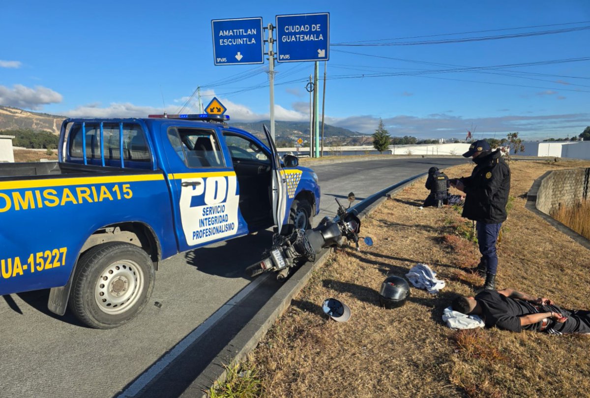 NotiRedGt's tweet photo. CAPTURAN A PRESUNTOS SICARIOS | Tras una persecución, agentes de la PNC de Guatemala capturaron a dos presuntos sicarios, señalados de participar en un ataque armado en San Miguel Petapa. Durante el operativo se les decomisó un arma de fuego.
#Guatemala
⌨️ NotiRed
📷 DCA https://t.co/O7fjMTgBrL