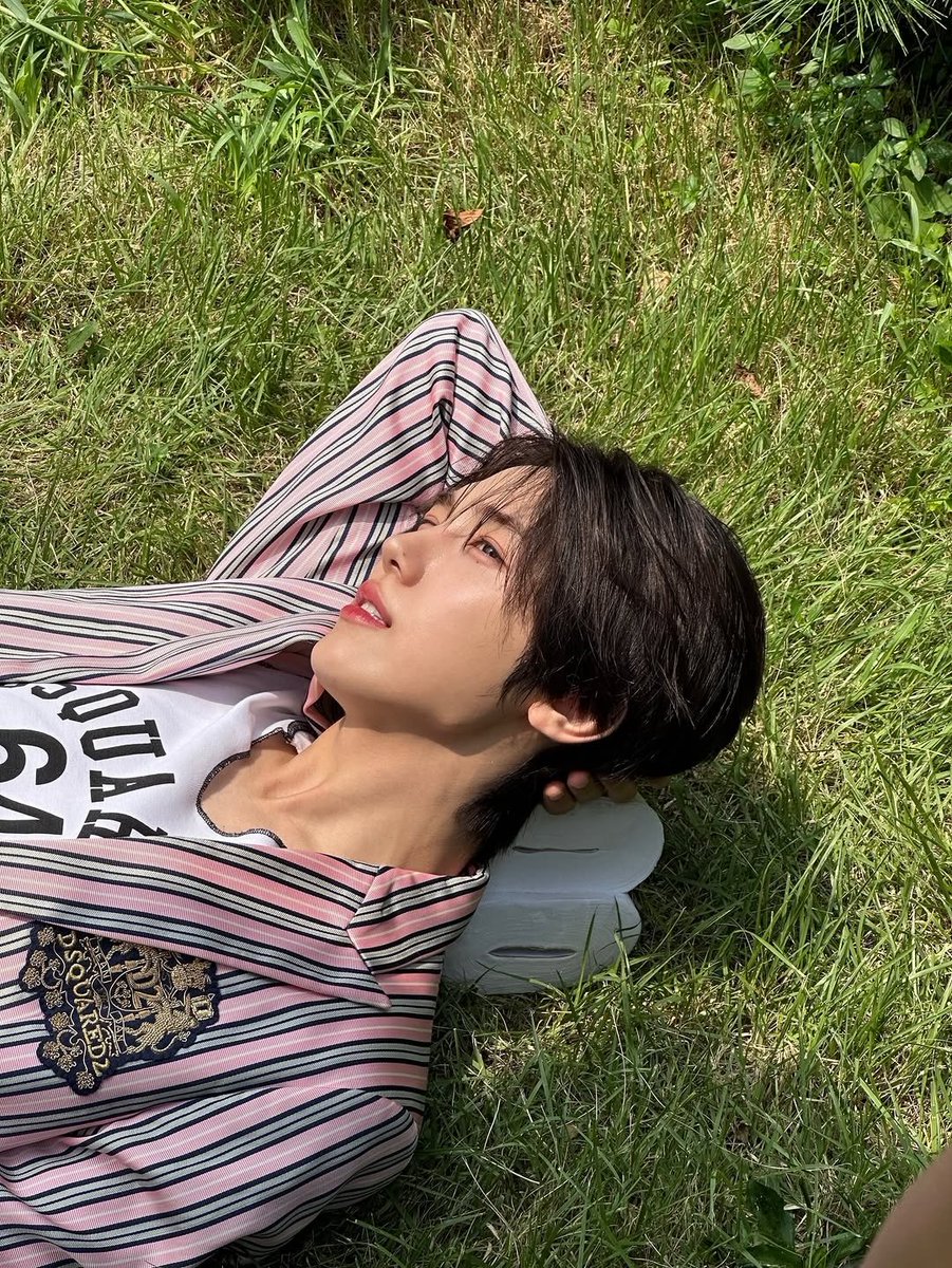 와중에 개인화보사진 네장인거 너무투명하고귀엽다