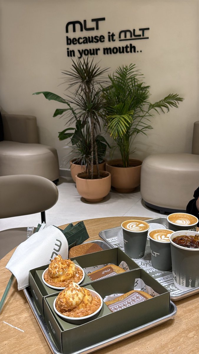 "يفز لك قلبٍ يحبك من أقصاه
وتضحك لك عيونٍ تهنت بشوفك❤️🫂"