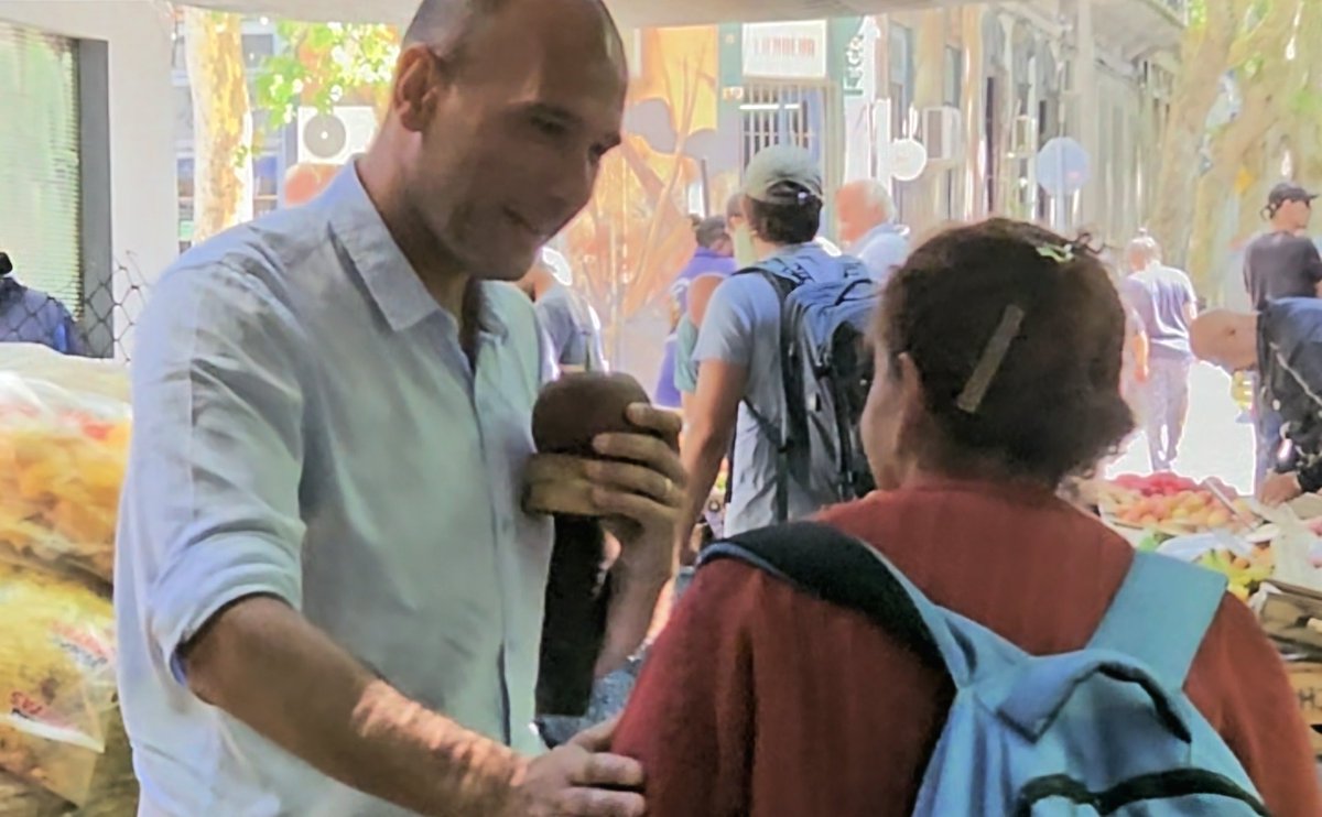 MartinLemaUy's tweet photo. En la feria de Maldonado y Martínez Trueba conversando con vecinos y feriantes. ¡Con todo! https://t.co/aQqrPXDo1D