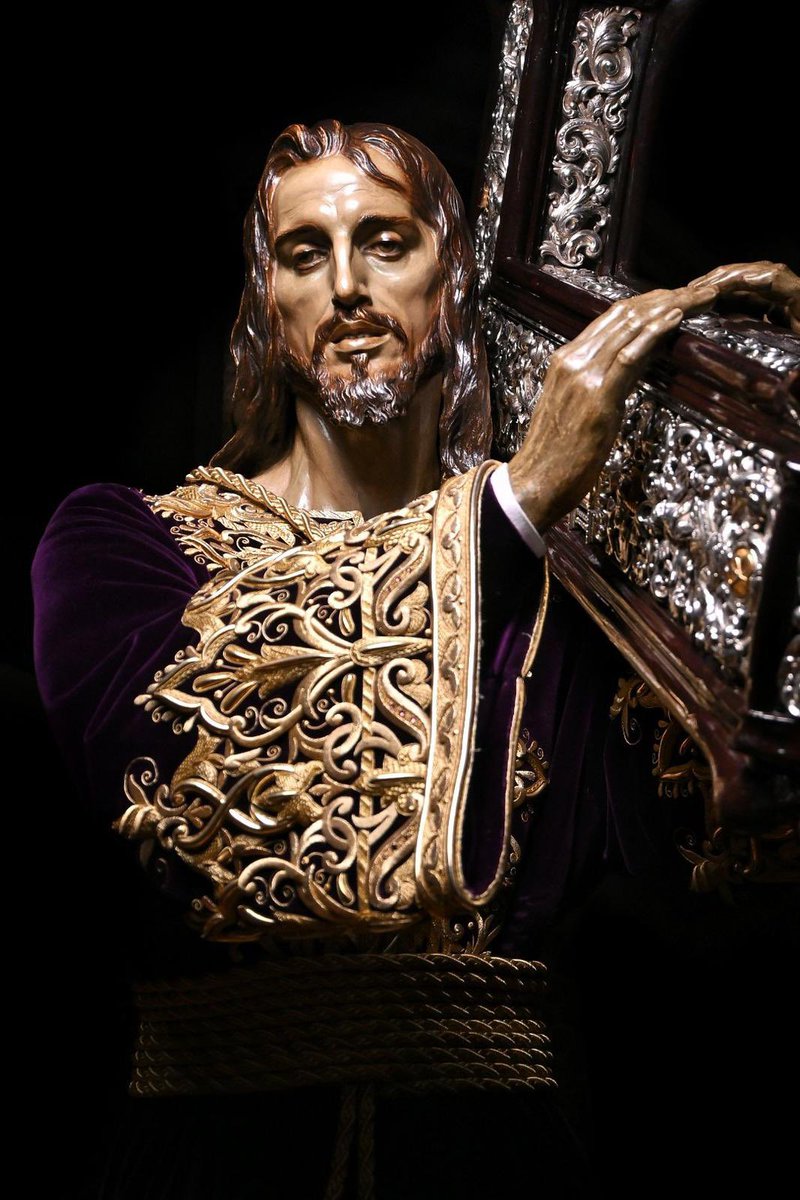 pasoyesperanza's tweet photo. [📢 IMPORTANTE] 𝐅𝐢𝐧 𝐚 𝐥𝐚 𝐚𝐥𝐭𝐞𝐫𝐧𝐚𝐧𝐜𝐢𝐚 𝐞𝐧 𝐥𝐚 𝐯𝐞𝐬𝐭𝐢𝐦𝐞𝐧𝐭𝐚 𝐝𝐞𝐥 𝐍𝐚𝐳𝐚𝐫𝐞𝐧𝐨 𝐝𝐞𝐥 𝐏𝐚𝐬𝐨 𝐩𝐚𝐫𝐚 𝐥𝐚 𝐩𝐫𝐨𝐜𝐞𝐬𝐢𝐨́𝐧 𝐝𝐞𝐥 𝐉𝐮𝐞𝐯𝐞𝐬 𝐒𝐚𝐧𝐭𝐨.

El 19 de octubre de 2015, la junta de gobierno aprobó la alternancia en la vestimenta -túnica lisa o bordada- del Nazareno del Paso de cara al Jueves Santo. Este acuerdo atendía las distintas sensibilidades ante un histórico debate.

Desde entonces, 𝐞𝐥 𝐚𝐣𝐮𝐚𝐫 𝐝𝐞𝐥 𝐒𝐞𝐧̃𝐨𝐫 𝐬𝐞 𝐡𝐚 𝐯𝐢𝐬𝐭𝐨 𝐞𝐧𝐫𝐢𝐪𝐮𝐞𝐜𝐢𝐝𝐨 𝐜𝐨𝐧 𝐭𝐮́𝐧𝐢𝐜𝐚𝐬 𝐝𝐞 𝐝𝐢𝐬𝐭𝐢𝐧𝐭𝐚 𝐧𝐚𝐭𝐮𝐫𝐚𝐥𝐞𝐳𝐚, tanto lisas (tergal y terciopelo) como la bordada estrenada en 2018. Todas ellas se sumaron al patrimonio atesorado previamente 𝐠𝐫𝐚𝐜𝐢𝐚𝐬 𝐚𝐥 𝐞𝐬𝐟𝐮𝐞𝐫𝐳𝐨 𝐝𝐞 𝐥𝐚 𝐡𝐞𝐫𝐦𝐚𝐧𝐝𝐚𝐝 𝐲 𝐚 𝐥𝐚 𝐠𝐞𝐧𝐞𝐫𝐨𝐬𝐢𝐝𝐚𝐝 𝐝𝐞 𝐬𝐮𝐬 𝐝𝐞𝐯𝐨𝐭𝐨𝐬.

En los últimos años, el Nazareno ha presentado distintos atavíos con idéntica excelencia y pulcritud; el Jueves Santo, en el culto diario y en las celebraciones señaladas en el calendario litúrgico.

Revocando dicho acuerdo, la junta de gobierno entiende ya procedente que 𝐥𝐚 𝐞𝐥𝐞𝐜𝐜𝐢𝐨́𝐧 𝐝𝐞 𝐥𝐚 𝐯𝐞𝐬𝐭𝐢𝐦𝐞𝐧𝐭𝐚 𝐝𝐞𝐥 𝐒𝐞𝐧̃𝐨𝐫 𝐚𝐧𝐭𝐞 𝐜𝐚𝐝𝐚 𝐉𝐮𝐞𝐯𝐞𝐬 𝐒𝐚𝐧𝐭𝐨 𝐬𝐞𝐚 𝐩𝐨𝐭𝐞𝐬𝐭𝐚𝐝 𝐝𝐞𝐥 𝐚𝐥𝐛𝐚𝐜𝐞𝐚 𝐠𝐞𝐧𝐞𝐫𝐚𝐥 -responsable del cuidado de las Imágenes según Estatutos-, dando por superados los referidos debates.

La hermandad venera a un notable exponente de la imaginería contemporánea, sintiéndose orgullosa de los cánones vanguardistas de la obra de Mariano Benlliure; y, del mismo modo, abandera con su puesta en escena el lenguaje barroco y los códigos seculares de la Semana Santa.

La junta de gobierno considera que la feliz aprehensión de ambas realidades conduce a un camino ineludible: 𝐞𝐱𝐭𝐫𝐚𝐞𝐫 𝐝𝐞𝐟𝐢𝐧𝐢𝐭𝐢𝐯𝐚𝐦𝐞𝐧𝐭𝐞 𝐚𝐥 𝐃𝐮𝐥𝐜𝐞 𝐍𝐨𝐦𝐛𝐫𝐞 𝐝𝐞 𝐉𝐞𝐬𝐮́𝐬 𝐍𝐚𝐳𝐚𝐫𝐞𝐧𝐨 𝐝𝐞𝐥 𝐏𝐚𝐬𝐨 𝐝𝐞𝐥 𝐜𝐞𝐧𝐭𝐫𝐨 𝐝𝐞 𝐝𝐢𝐥𝐞𝐦𝐚𝐬 𝐞𝐬𝐭𝐞́𝐫𝐢𝐥𝐞𝐬, conscientes de que puede lucir en la procesión las distintas estéticas que su ya extenso y rico ajuar permite, sin tener que estar sujeto a las rigideces de una alternancia que, con el tiempo, se ha vuelto innecesaria.

#CofradíasMLG
