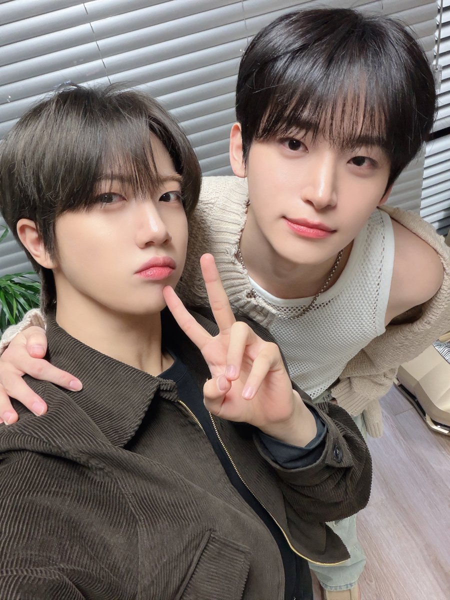 [📸] 260120
MBC FM4U #친한친구방송반
⠀ 
#CRAVITY #크래비티
#정모 #원진
#DaretoCrave_Epilogue
#LemonadeFever