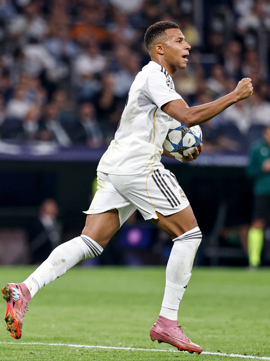 realmadrid's tweet photo. 👊⚽️🌟 https://t.co/LtnXuRHguo