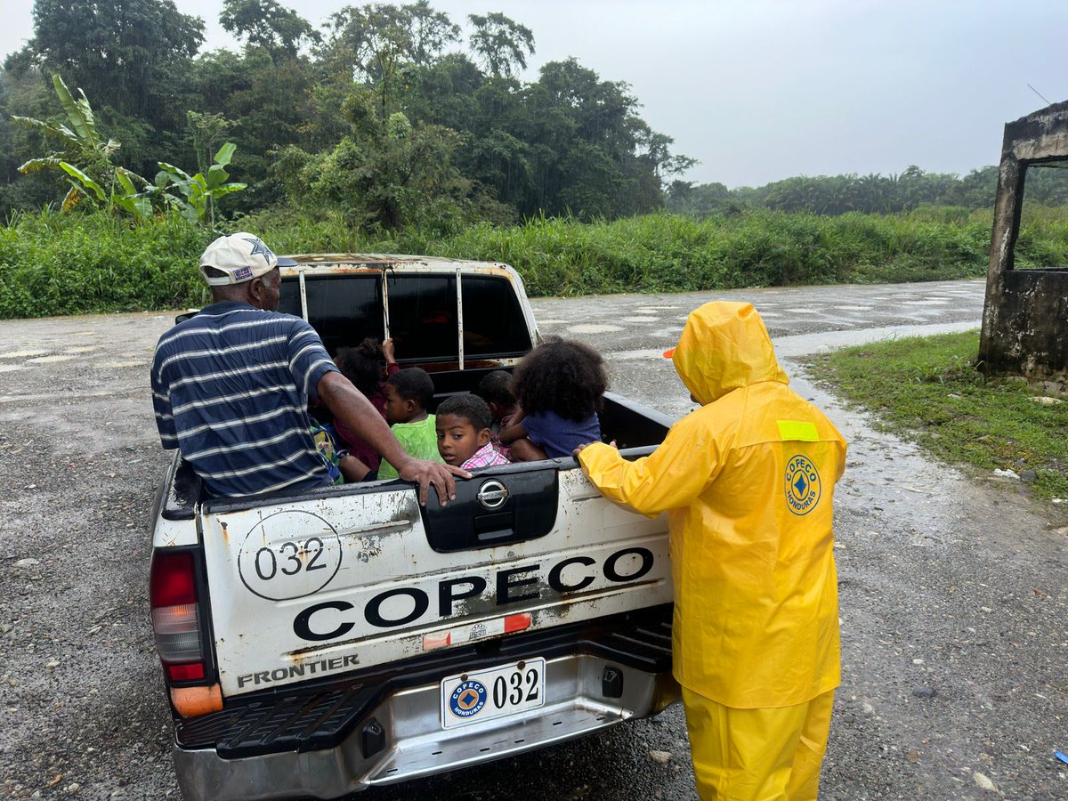 copecogob's tweet photo. 📍En  La Ceiba, Atlántida:

Las lluvias que continúan y que mantienen en alerta amarilla varios sectores del país, ocasionan daños a bienes de la población.

Siguiendo con el mandato de la Señora Presidenta Xiomara Castro Sarmiento y bajo la coordinación del Ministro José Jorge Fortín, se procede a traslado de personas para preservar su bienestar.

Colaboradores de la Regional I de COPECO prestan apoyo a familia afectada por lluvias y la traslada a casa de parientes.

Simultáneamente a esta acción, se desplaza personal para la supervisión permanente del río Cangrejal.

Seguimos con nuestro compromiso de brindar apoyo a la población en temporada de emergencia.