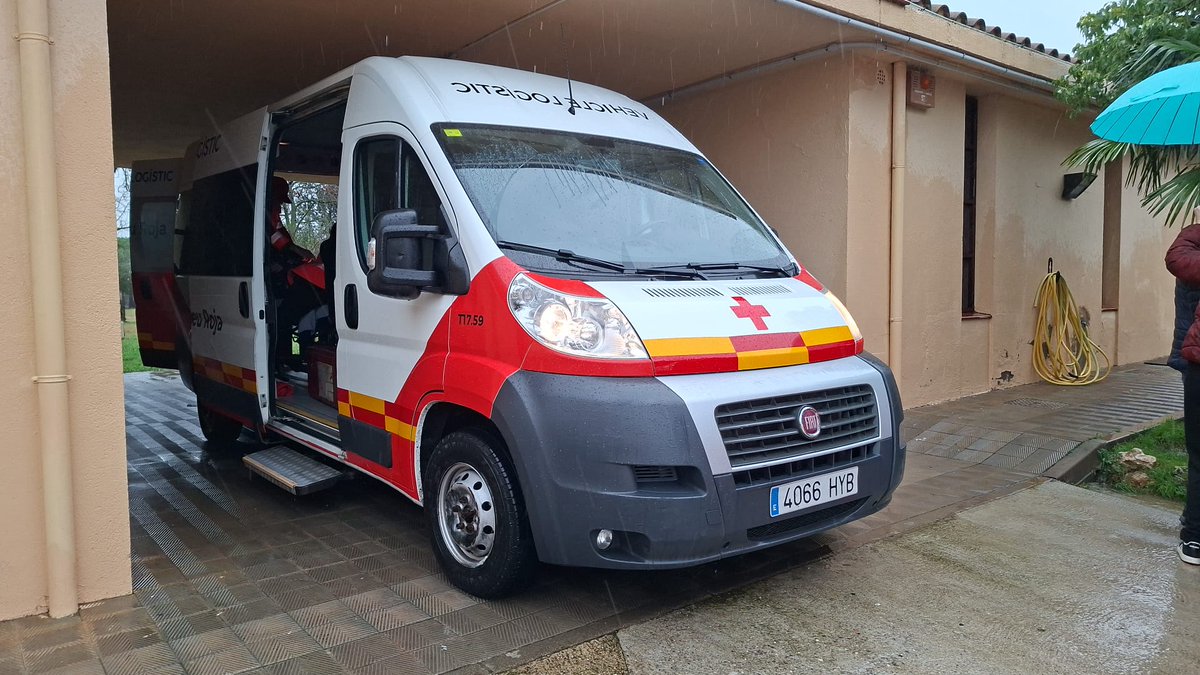 CreuRojaCAT's tweet photo. Davant l'alerta #INUNCAT a Girona activem el dispositiu d'atenció a persones sense llar. Des d'ahir disposem d'un alberg a Sant Feliu de Guíxols i avui a Girona ciutat. A més, hem traslladat 40 persones de la residència Altem, que es troba en zona inundable.

@CreuRojaGirona https://t.co/RWGhZV1uFV
