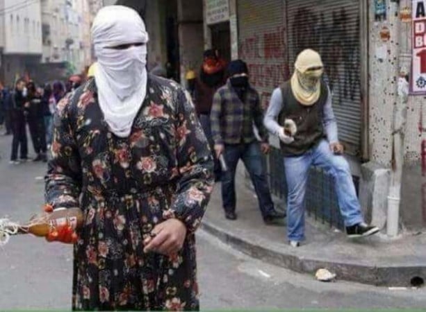 jitemci's tweet photo. Gitsinler, giderken de eteklerini fistanlarını alıp da gitsinler. Orada lazım olur. Ne var ki kıçları yemez her zamanki gibi. 
#Nusaybin https://t.co/JsDkZMg3xq