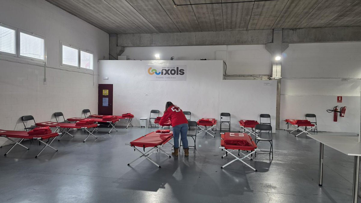 CreuRojaCAT's tweet photo. Davant l'alerta #INUNCAT a Girona activem el dispositiu d'atenció a persones sense llar. Des d'ahir disposem d'un alberg a Sant Feliu de Guíxols i avui a Girona ciutat. A més, hem traslladat 40 persones de la residència Altem, que es troba en zona inundable.

@CreuRojaGirona https://t.co/RWGhZV1uFV